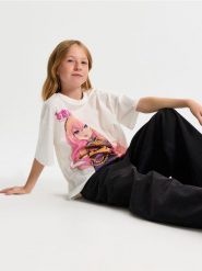 Bawełniana koszulka oversize z nadrukiem Hatsune Miku - biały. Białe koszulki dziewczęce Sinsay, l, bez wzorów, z bawełny, bez ramiączek. Za 22.99 zł.