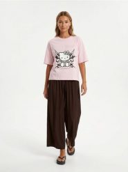 Bawełniana koszulka z nadrukiem i dżetami Hello Kitty - różowy. Czerwone t-shirty damskie Sinsay, l, bez wzorów, z bawełny, bez kołnierzyka. Za 29.99 zł.