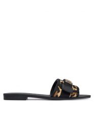 Guess Klapki FLJEL5 FAB03 Czarny. Czarne klapki damskie Guess, z aplikacjami, z materiału, bez obcasa. Za 182.99 zł.