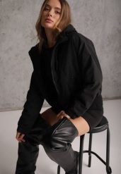 Czarna Kurtka Przejściowa Wiatrówka z Kapturem i Ściągaczami w stylu Casual Kareda. Czarne kurtki damskie Renee, l, bez wzorów, z jeansu, z kapturem. Za 219.99 zł.