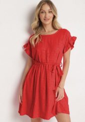 Czerwona Sukienka Ozdobiona Falbankami i Paskiem Izulira. Czerwone sukienki damskie Born2be, uniwersalny, bez wzorów, eleganckie, bez kołnierzyka, bez ramiączek, mini. W wyprzedaży za 79.99 zł.