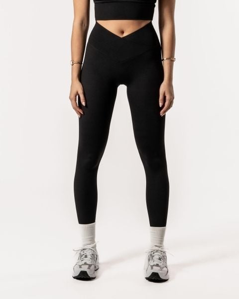 Damskie legginsy z kopertowym wysokim stanem, bez przedniego szwu – czarny. Czarne legginsy sportowe damskie AESTHETIC WOLF, s, bez wzorów, z materiału, z podwyższonym stanem, na fitness i siłownię. Za 269.99 zł.