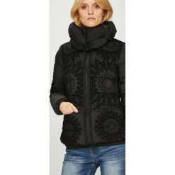 Desigual - Kurtka. Czarne kurtki damskie Desigual, bez wzorów, z futra, bez kaptura. W wyprzedaży za 539.90 zł.