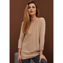 Sweter typu nietoperz beżowy. Brązowe swetry klasyczne damskie MOODO, s, z poliamidu, bez kołnierzyka. W wyprzedaży za 64.99 zł.