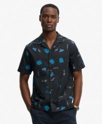 Superdry Koszula krótkie rękawy Cabana w print — 100% bawełna organiczna. Niebieskie koszule damskie Superdry., na lato, l, bez wzorów, z bawełny, bez kołnierzyka, bez ramiączek. Za 301.95 zł.