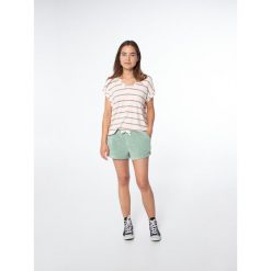Spodenki damskie Protest PRTKABIN shorts. Zielone szorty damskie Protest, bez wzorów, sportowe. W wyprzedaży za 72.00 zł.