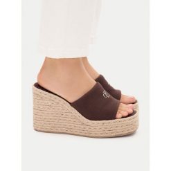 Klapki Calvin Klein. Brązowe klapki damskie CALVIN KLEIN, bez wzorów, bez obcasa. Za 357.99 zł.