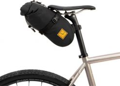 Torba podsiodłowa Bagagerievelo 4,5 l czarna RESTRAP. Czarne torebki klasyczne damskie RESTRAP, bez wzorów, z materiału, bez dodatków. Za 443.10 zł.