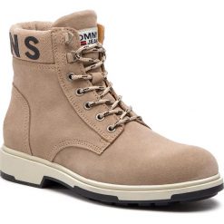 Kozaki TOMMY JEANS - Suede Boot EM0EM00235 Desert Sand 932. Brązowe buty zimowe męskie Tommy Jeans, z jeansu, bez zapięcia. W wyprzedaży za 339.00 zł.