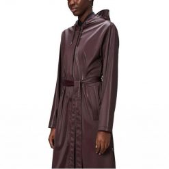 Kurtka RAINS A LINE LONGER W JACKET W3 Bordeaux. Czerwone kurtki damskie Rains, bez wzorów, z syntetyku, bez kaptura. Za 527.58 zł.
