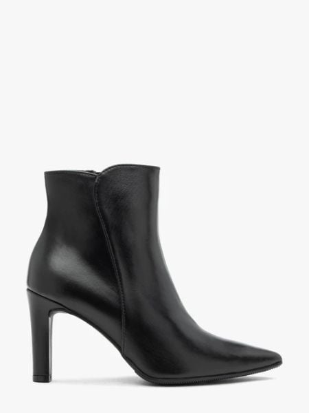 Czarne botki na obcasie ze skóry licowej. Czarne botki damskie Ryłko, ze skóry, eleganckie, za kostkę, bez obcasa, na obcasie, bez zapięcia. Za 549.99 zł.