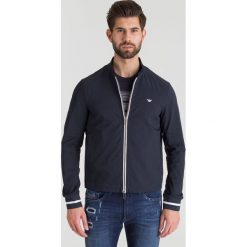 Granatowa męska kurtka Emporio Armani we wzór. Niebieskie kurtki męskie Emporio Armani, na lato, m, z aplikacjami, bez kaptura. Za 531.60 zł.