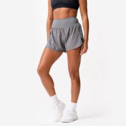Spodenki fitness damskie Domyos dwuwarstwowe. Szare spodenki sportowe damskie DOMYOS, bez wzorów, z materiału, sportowe. Za 69.99 zł.