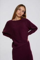 Sweter o nietoperzowym fasonie burgundowy. Czerwone swetry klasyczne damskie MOODO, l, z poliamidu, bez kołnierzyka. Za 139.99 zł.