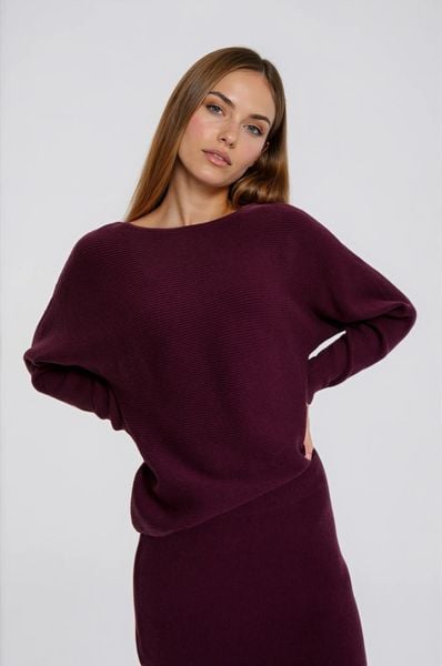 Sweter o nietoperzowym fasonie burgundowy. Czerwone swetry klasyczne damskie MOODO, l, z poliamidu, bez kołnierzyka. Za 139.99 zł.