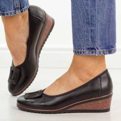 Czarne czółenka damskie na koturnie Potocki 12791. Czarne czółenka damskie POTOCKI, z aplikacjami, z materiału, z okrągłym noskiem, bez obcasa, na koturnie. Za 189.00 zł.