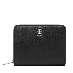 Portfel Tommy Hilfiger. Czarne portfele damskie Tommy Hilfiger, bez wzorów. Za 249.99 zł.