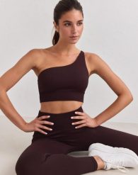 Damski biustonosz sportowy prążkowany bezszwowy na jedno ramię kakaowy. Brązowe biustonosze sportowe damskie Aim'n, bez wzorów, z elastanu. Za 172.00 zł.