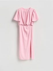 Sukienka midi z marszczeniem - pastelowy róż. Czerwone sukienki damskie Reserved, l, bez wzorów, z tkaniny, bez kołnierzyka, bez ramiączek, midi, dopasowane. Za 159.99 zł.