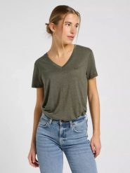 DAMSKA KOSZULKA LEE V NECK TEE OAK MOSS 112370954. Zielone t-shirty damskie Lee, s, bez wzorów, bez kołnierzyka. Za 79.99 zł.
