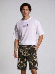 Szorty cargo ze wzorem moro - wielobarwny. Szorty męskie Sinsay, bez wzorów. Za 49.99 zł.