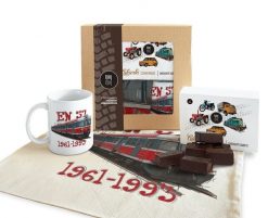 EN57 Regio — paczka (Zawartość paczki: koszulka - torba - kubek - słodycze; Rozmiar koszulki / bluzy: L (damska); Kolor koszulki / bluzy: biały; Rodza. Białe t-shirty damskie nikiniki, l, bez wzorów, z bawełny, bez kołnierzyka. Za 169.00 zł.