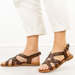 Brązowe skórzane płaskie sandały damskie Cambell 19393. Brązowe sandały damskie Cambell, bez wzorów, z jeansu, bez obcasa, na płaskiej podeszwie. Za 219.00 zł.