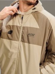 Wodoodporna kurtka color block z kapturem - kremowy. Białe kurtki męskie Sinsay, l, bez wzorów, z kapturem. Za 99.99 zł.