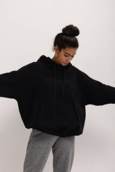 Bluza z kapturem oraz HAFTEM w kolorze TOTALLY BLACK - GARSON-UNI. Czarne bluzy sportowe damskie Marsala, z bawełny. Za 329.90 zł.