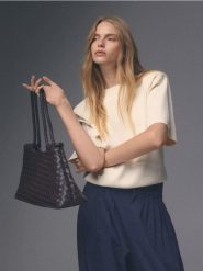 Pleciona torebka handmade - ciemnobrązowy. Brązowe torebki klasyczne damskie Reserved, bez wzorów, ze skóry, bez dodatków. Za 199.99 zł.