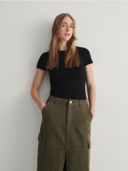 Bawełniany t-shirt - czarny. Czarne t-shirty damskie Reserved, l, bez wzorów, z bawełny, bez kołnierzyka. Za 79.99 zł.