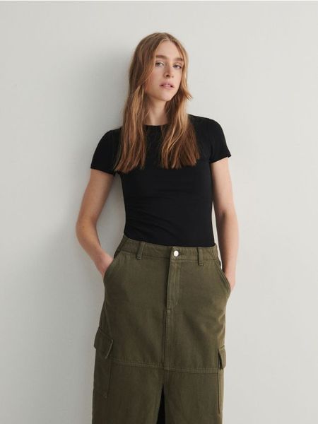 Bawełniany t-shirt - czarny. Czarne t-shirty damskie Reserved, l, bez wzorów, z bawełny, bez kołnierzyka. Za 79.99 zł.