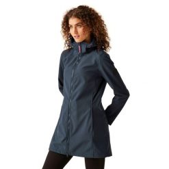 Carisbooke damski softshell. Niebieskie kurtki softshell damskie Regatta, bez wzorów, z materiału, bez kaptura. W wyprzedaży za 249.99 zł.