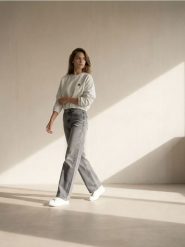 Spodnie jeansowe wide straight leg z efektem sprania - szary. Szare spodnie materiałowe damskie Sinsay, bez wzorów, z jeansu. Za 49.99 zł.