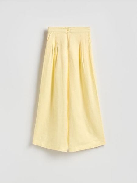 Lniane spodnie z zakładkami - jasnożółty. Żółte spodnie materiałowe damskie Reserved, bez wzorów. Za 169.99 zł.