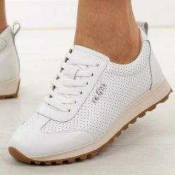 Białe skórzane półbuty damskie Filippo Dp7557/26. Białe półbuty damskie Filippo, bez wzorów, z jeansu, casualowe, z okrągłym noskiem, bez obcasa, na płaskiej podeszwie. Za 239.00 zł.