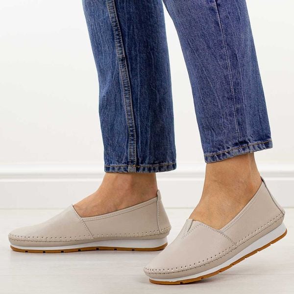 Beżowe skórzane półbuty damskie S.Barski 7051. Brązowe półbuty damskie S.BARSKI, bez wzorów, z jeansu, casualowe, bez obcasa, na płaskiej podeszwie. Za 219.00 zł.