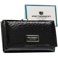 Portfel damski w czarnym kolorze zamykany na zatrzask i bigiel - Peterson. Czarne portfele damskie Peterson, bez wzorów, ze skóry ekologicznej. Za 79.99 zł.