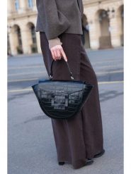 Maison héritage PARIS Skórzana torebka "Mini Votti" w kolorze czarnym - 20 x 20 x 8 cm rozmiar: onesize. Czarne torebki klasyczne damskie maison héritage PARIS, bez wzorów, z materiału, bez dodatków. Za 326.99 zł.