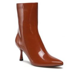 Botki QUAZI. Brązowe botki damskie QUAZI, bez obcasa, na szpilce, bez zapięcia. Za 183.99 zł.