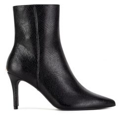 Botki MEXX. Czarne botki damskie Mexx, bez obcasa, na szpilce, bez zapięcia. Za 379.99 zł.