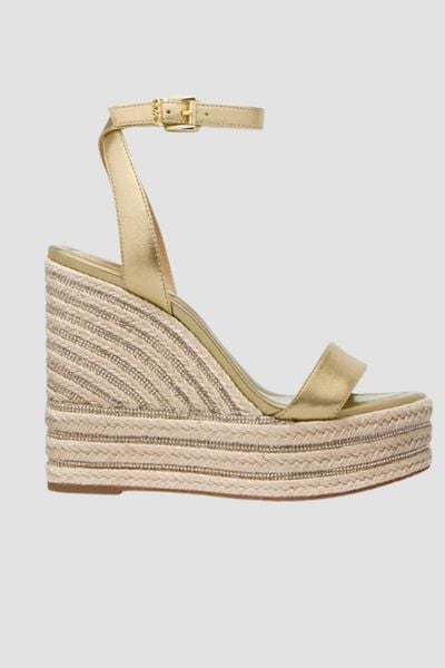 MICHAEL KORS Złote sandały na platformie Leighton Wedge, Rozmiar 38,5. Żółte sandały damskie Michael Kors, bez wzorów, bez obcasa, na platformie. W wyprzedaży za 570.99 zł.