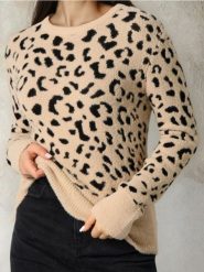 Sweter ze wzorem w panterkę - wielobarwny. Swetry klasyczne damskie Sinsay, l, bez kołnierzyka. Za 69.99 zł.