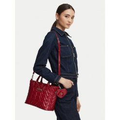 Torebka Guess. Czerwone torebki klasyczne damskie Guess, z aplikacjami, bez dodatków. Za 294.99 zł.