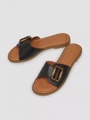 S.Oliver Klapki w kolorze czarnym rozmiar: 39. Czarne klapki damskie S.Oliver, bez wzorów, bez obcasa. Za 105.14 zł.