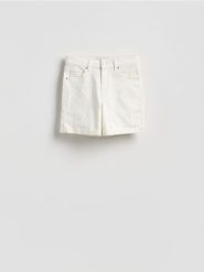 Jeansowe szorty z podwiniętą nogawką - biały. Białe szorty damskie Reserved, bez wzorów, z bawełny. Za 89.99 zł.