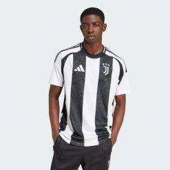 Koszulka Juventus 24/25 Home. Białe t-shirty sportowe męskie Adidas, l, z materiału, bez ramiączek, do piłki nożnej. Za 449.00 zł.