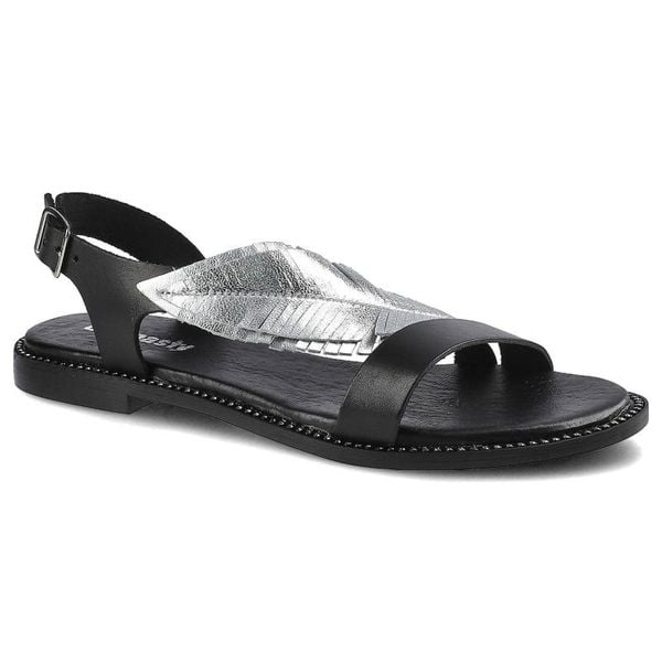 Sandaly damskie Dwunasty Shoes, z regulowanym zapięciem przy pięcie płaską podeszwą oraz dekoracyjnym elementem na cholewce, czarno-srebrne, 900-2. Czarne sandały damskie Dwunasty Shoes, bez wzorów, ze skóry, bez obcasa, na obcasie. Za 205.00 zł.