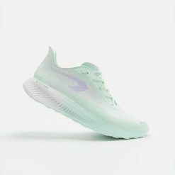 Buty do biegania damskie Kiprun KD500 3. Fioletowe obuwie do biegania damskie KIPRUN. W wyprzedaży za 249.99 zł.