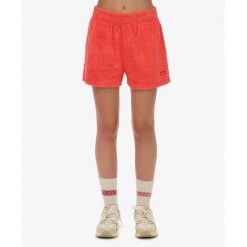 Krótkie spodenki z gąbki country club dla kobiet Superdry. Czerwone szorty damskie Superdry., z aplikacjami, eleganckie. Za 212.65 zł.